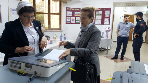 И.о. ректора ИнгГУ Фатима Албакова проголосовала на выборах 