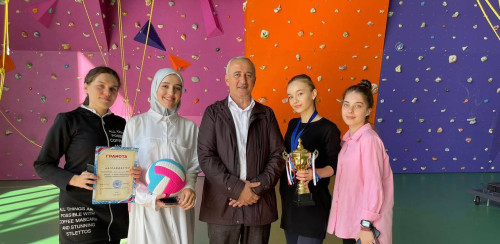 В спортивном комплексе ИнгГУ кафедра Физического воспитания организовала и провела соревнование по волейболу среди девушек